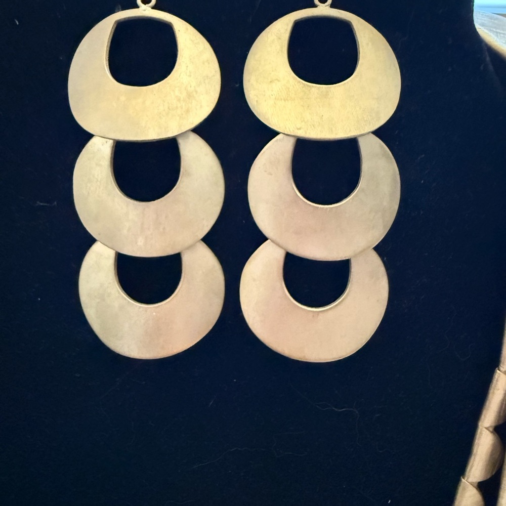 Elegant Gold Necklace and Earring Set - Picture 2 of 4